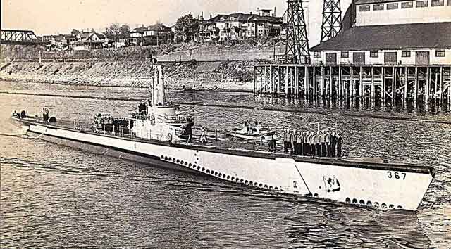 USS Icefish entering Portland